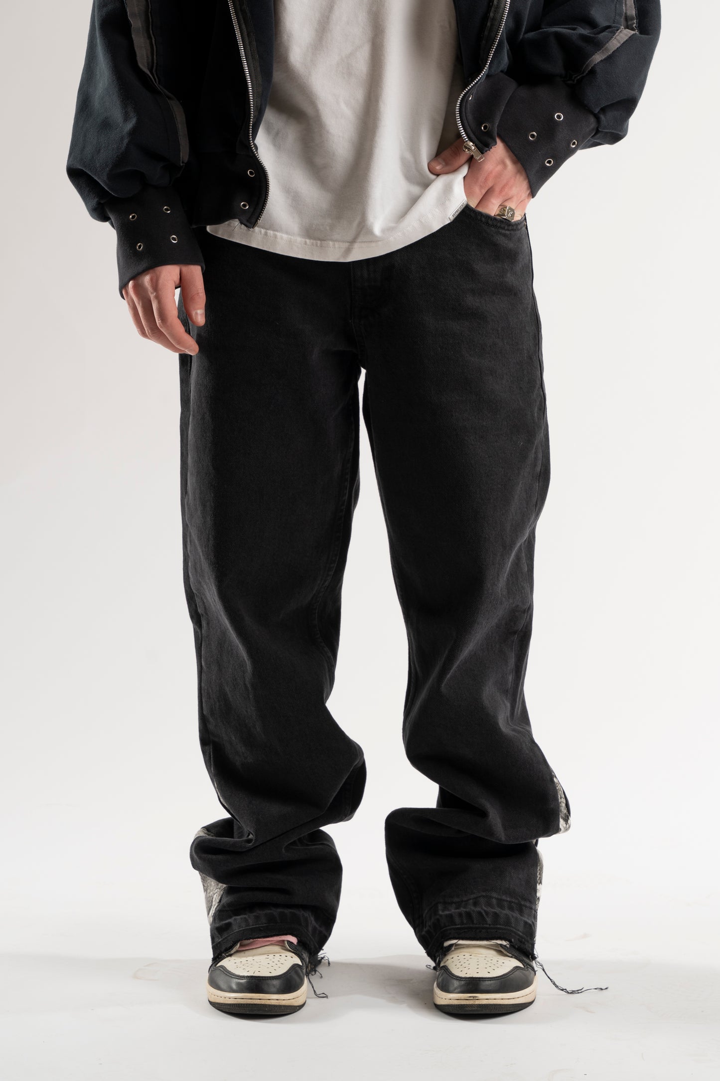 FLARED WHITE SNAKE JEANS