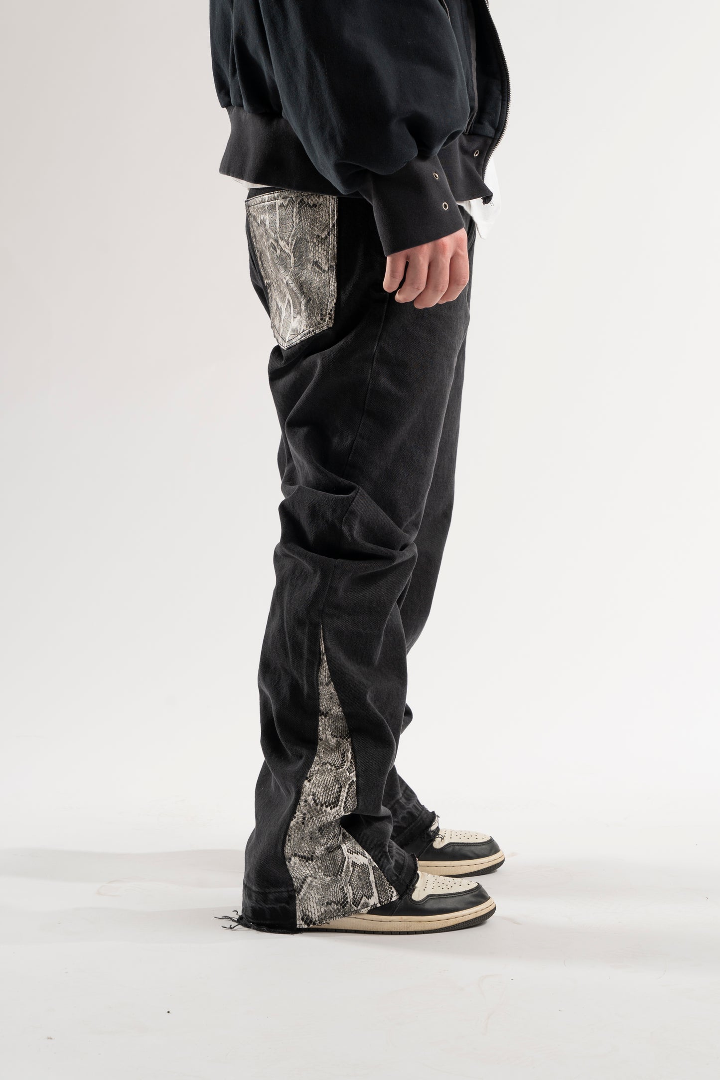 FLARED WHITE SNAKE JEANS