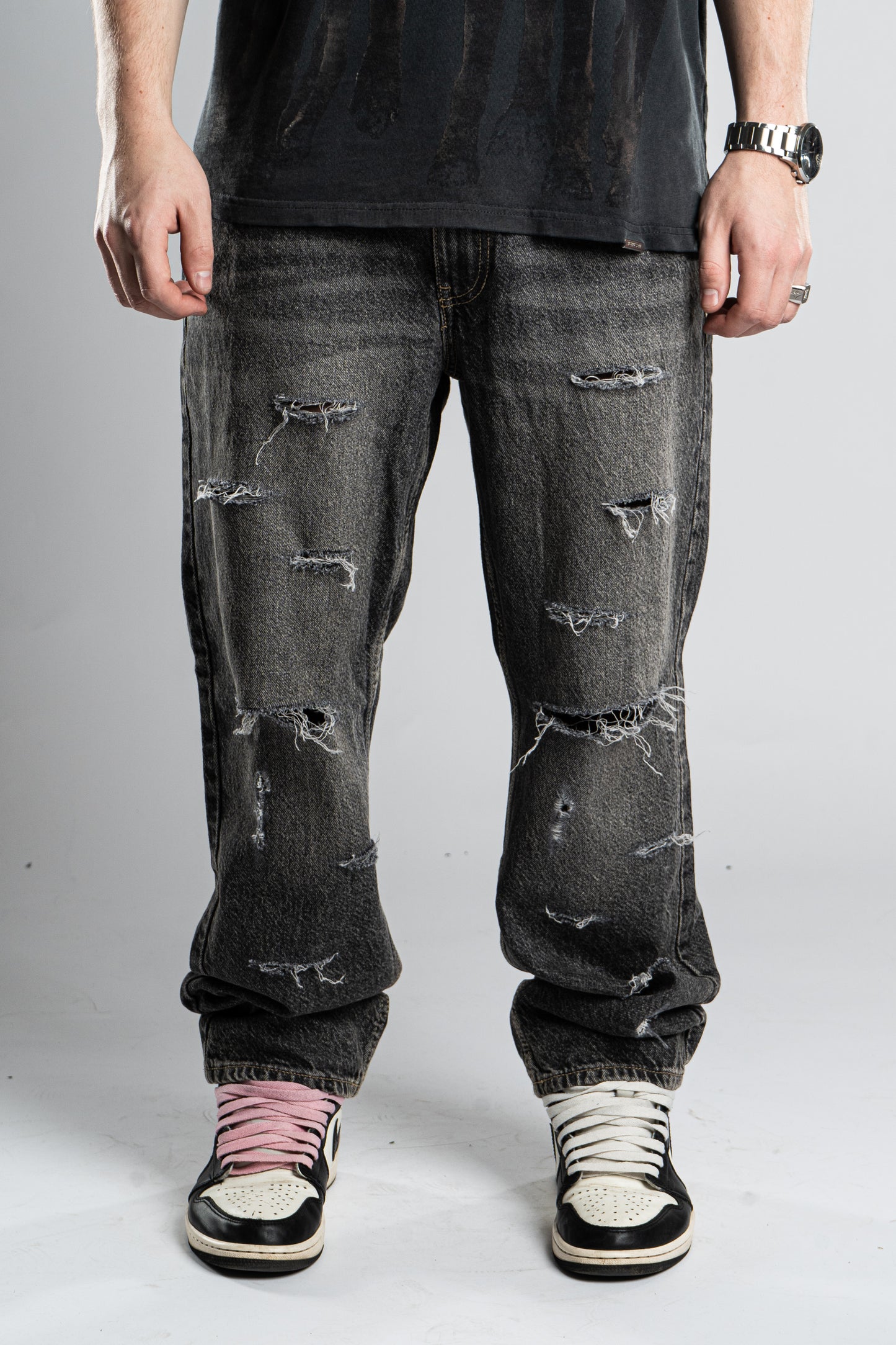 BASIC DISTRESSED JEANS