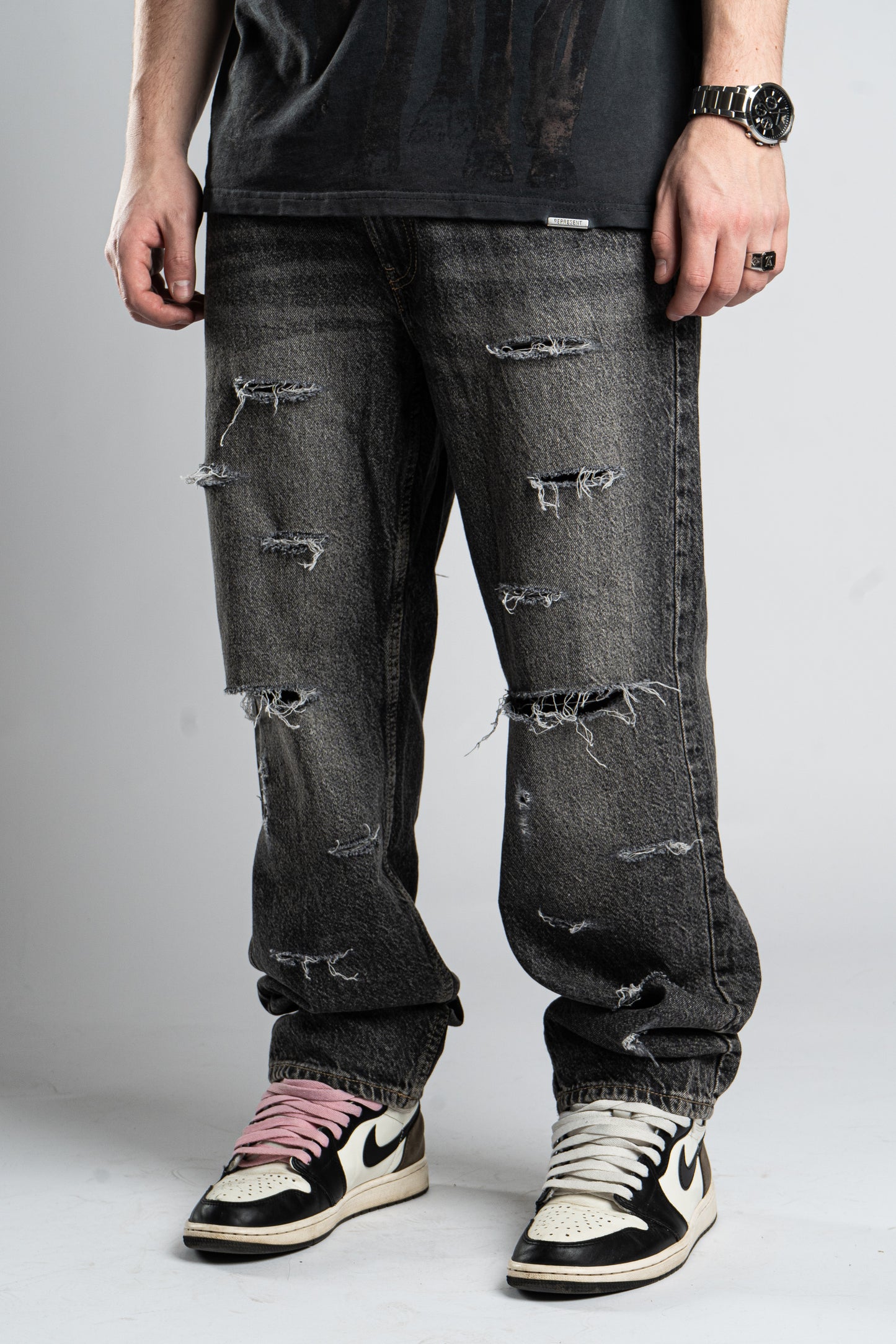 BASIC DISTRESSED JEANS