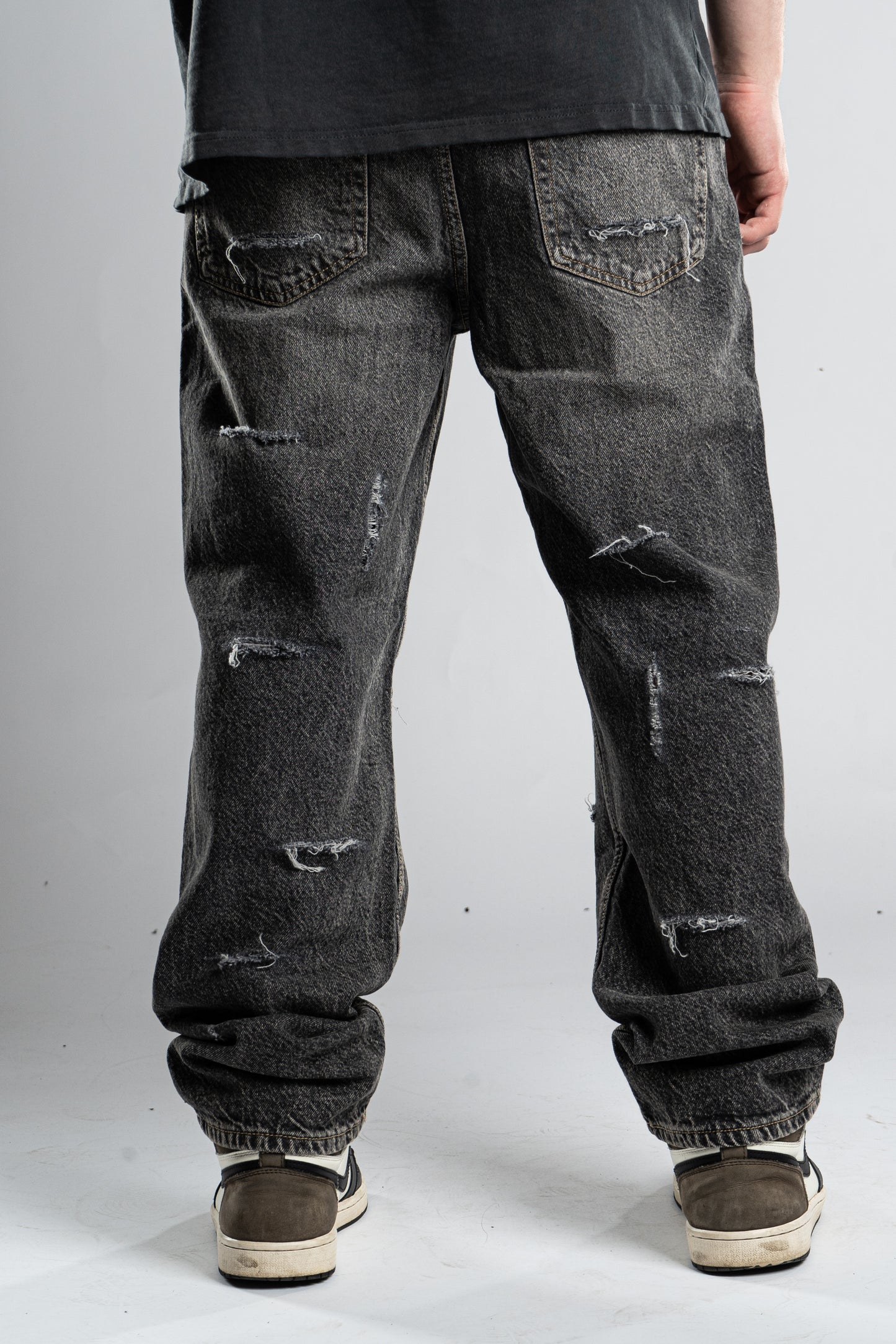 BASIC DISTRESSED JEANS