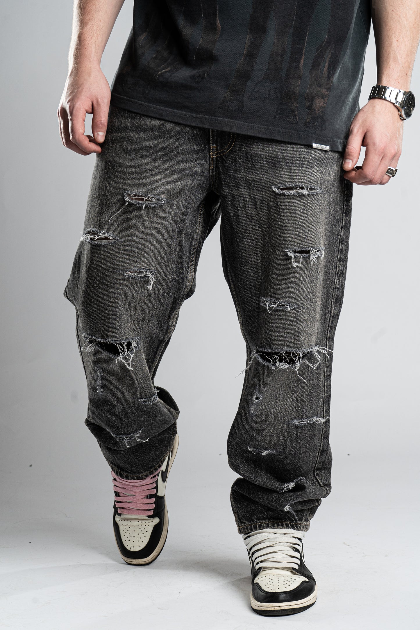 BASIC DISTRESSED JEANS