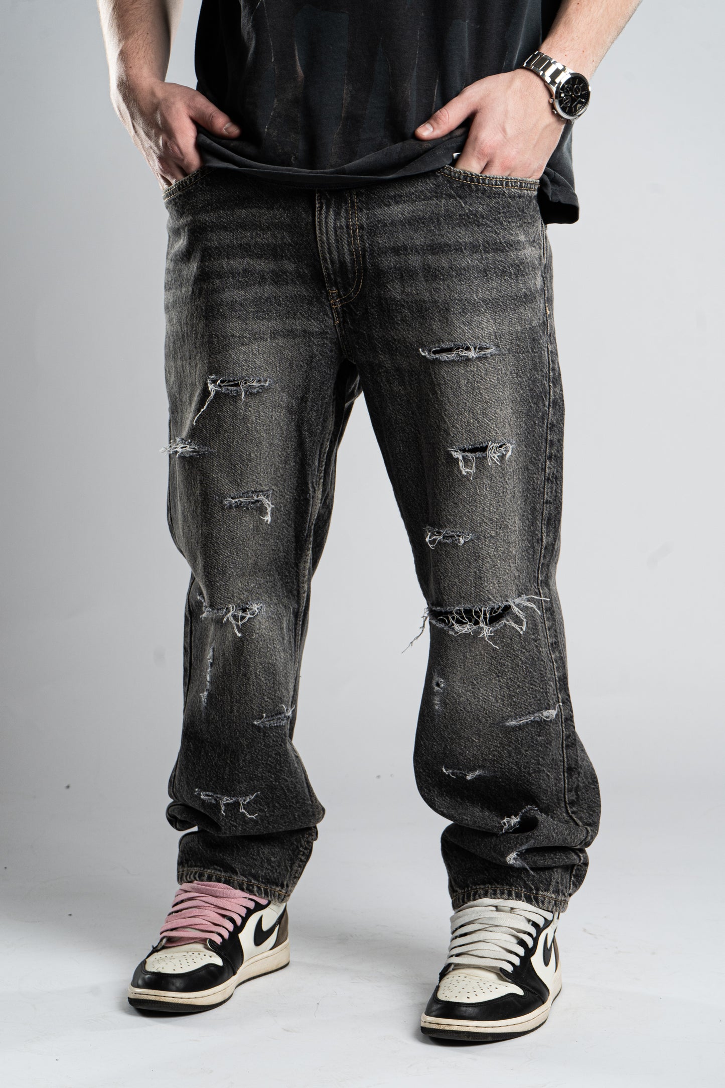 BASIC DISTRESSED JEANS