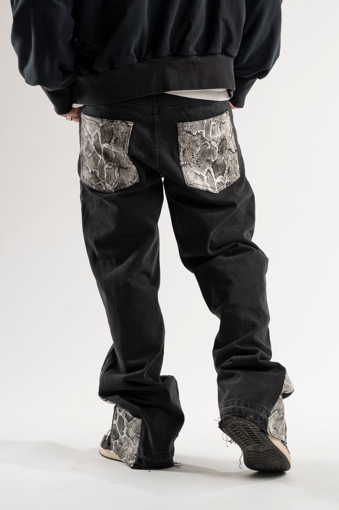 FLARED WHITE SNAKE JEANS