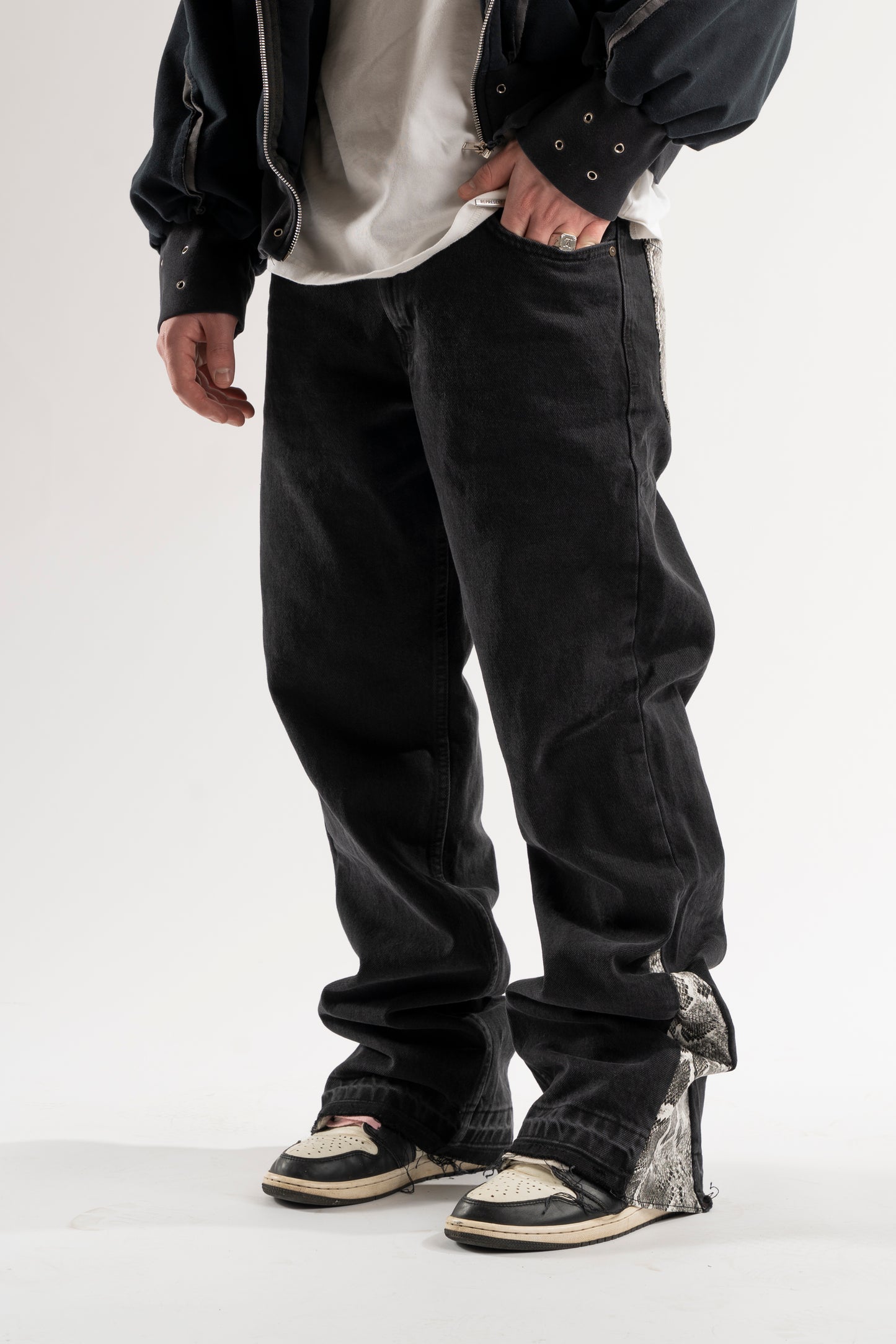 FLARED WHITE SNAKE JEANS