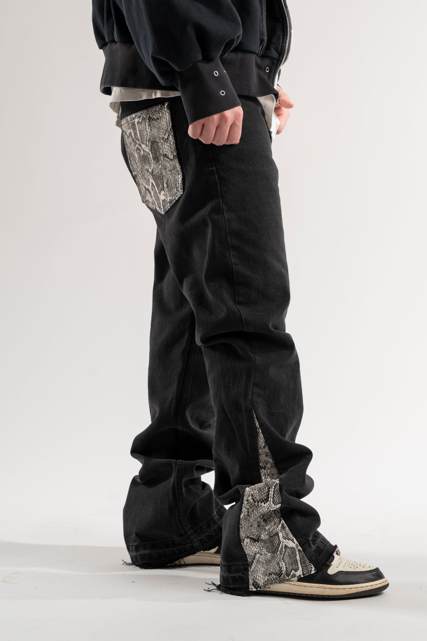 FLARED WHITE SNAKE JEANS