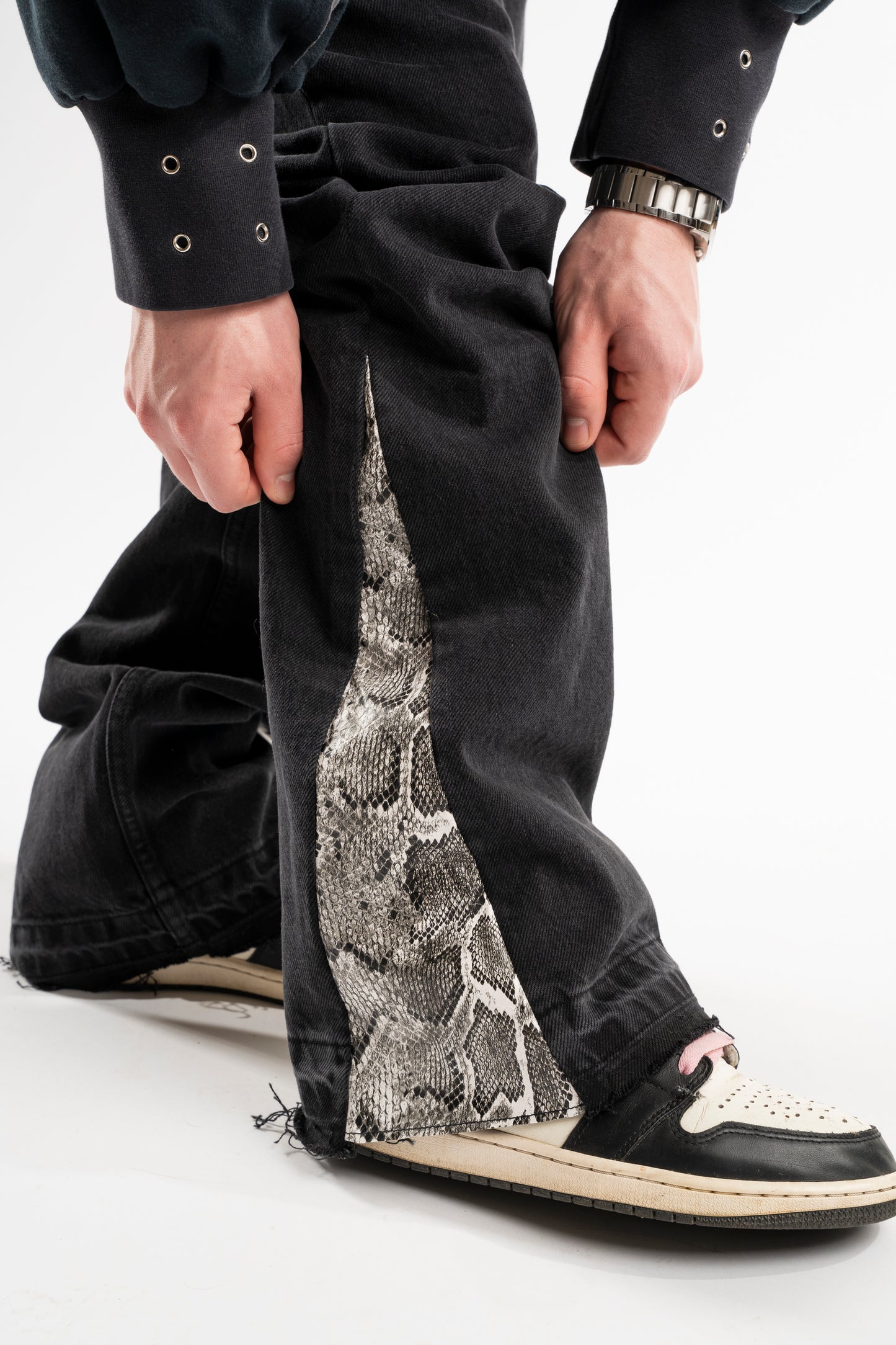 FLARED WHITE SNAKE JEANS