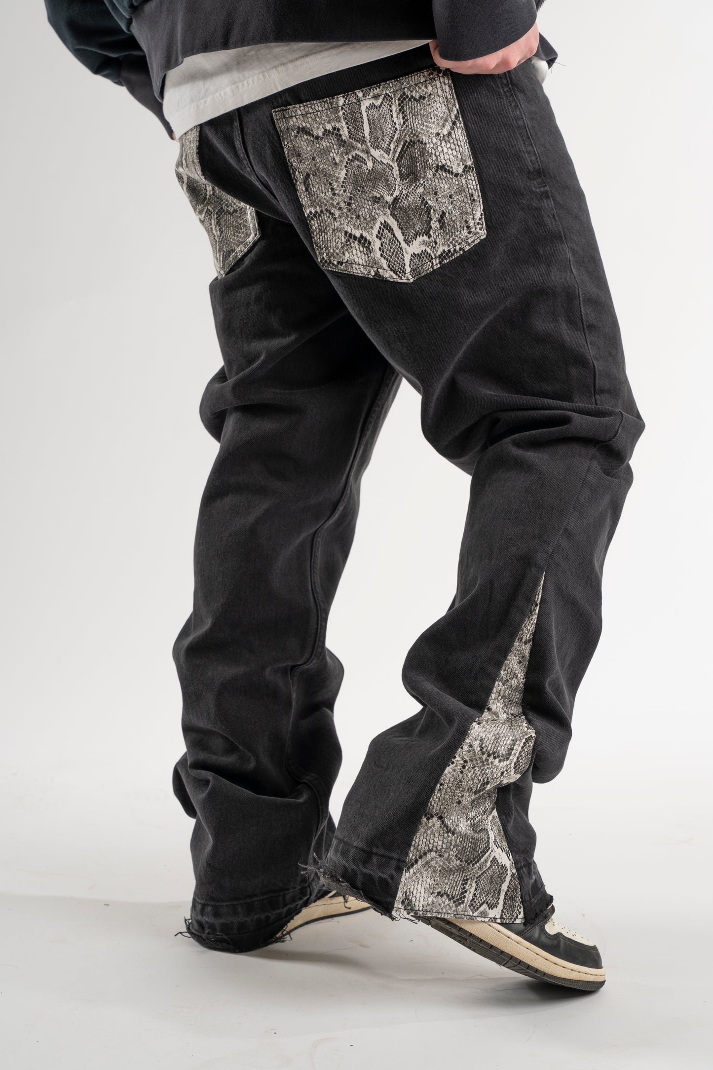 FLARED WHITE SNAKE JEANS