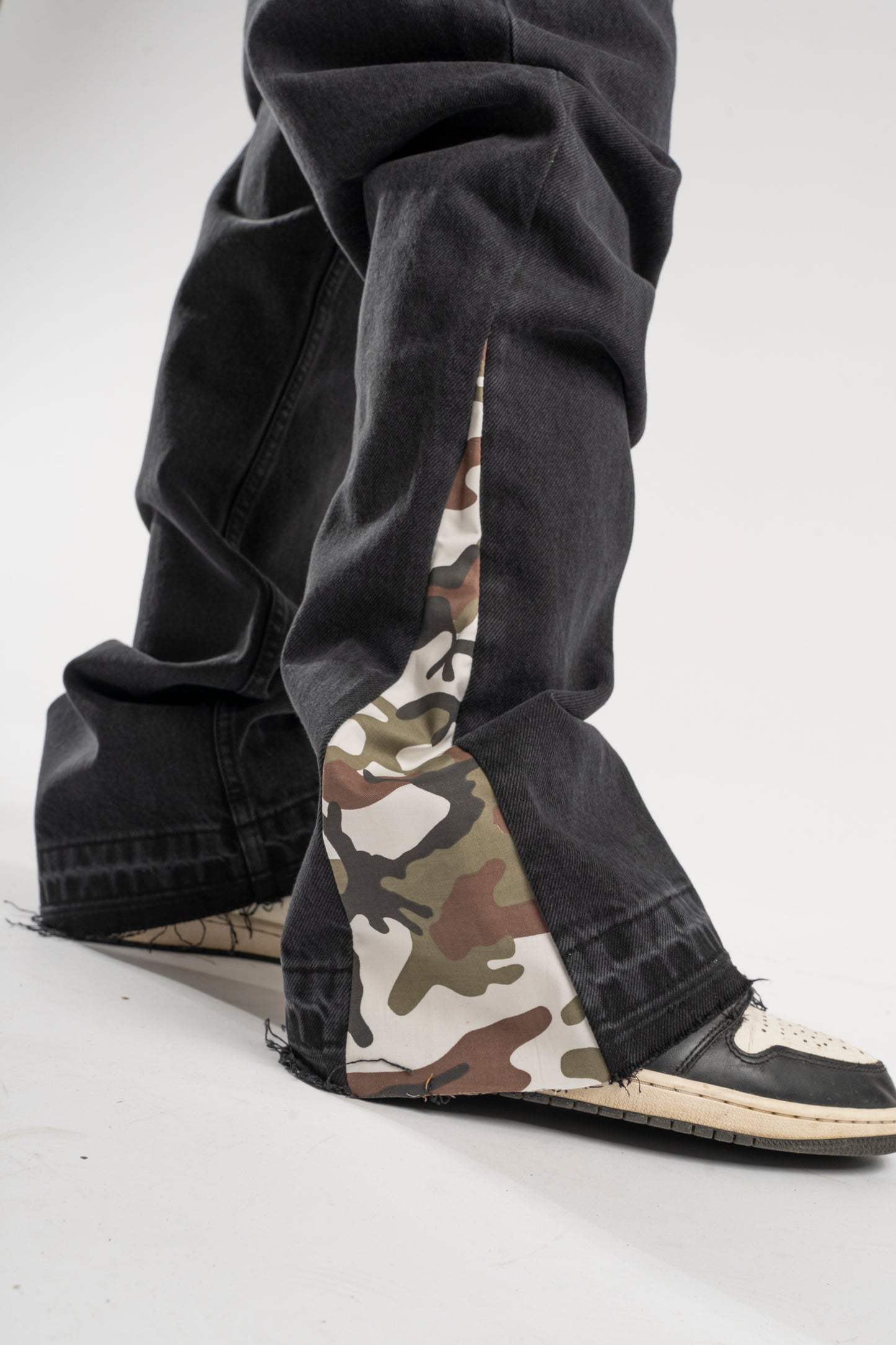 FLARED CAMO JEANS