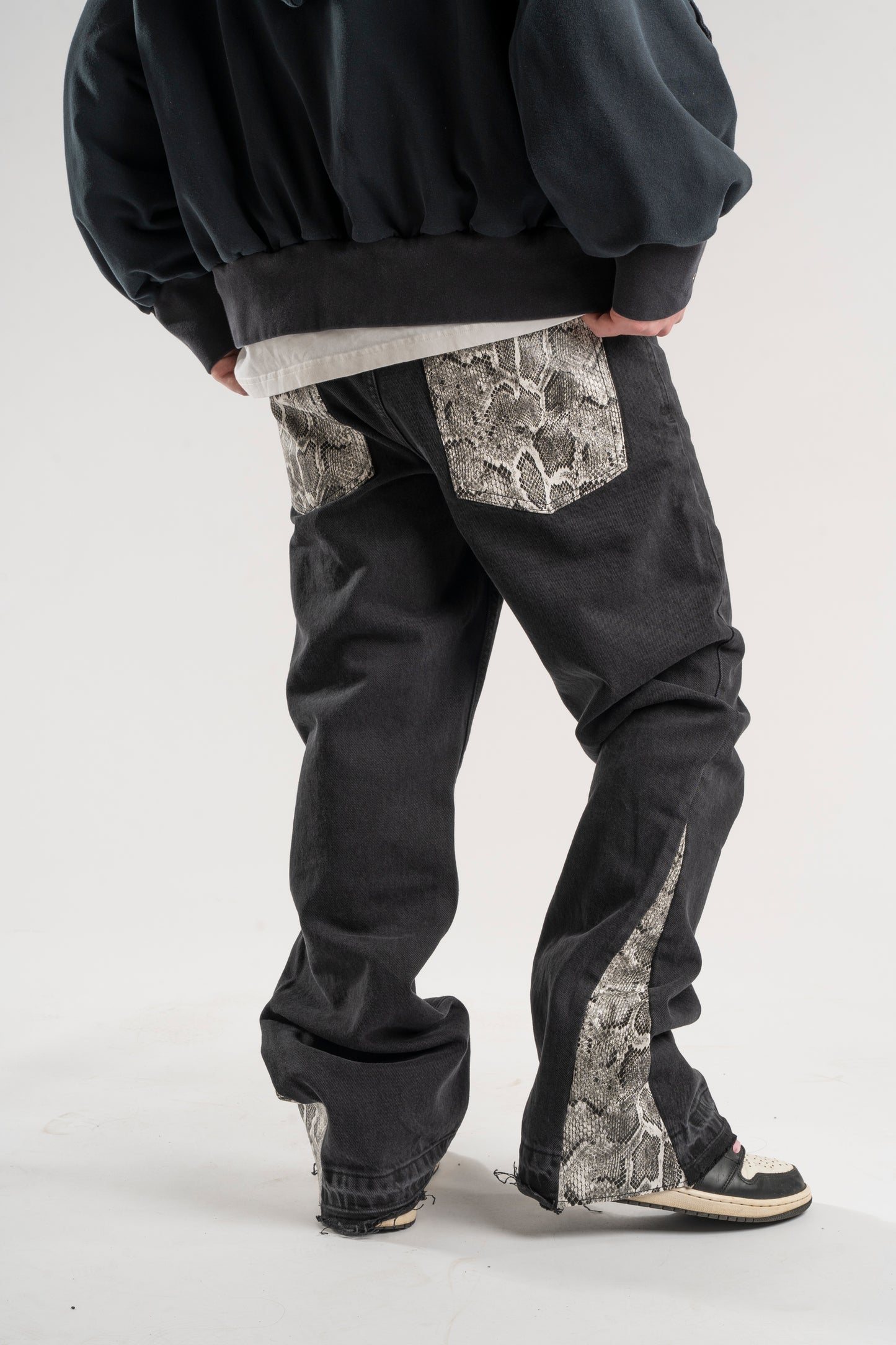 FLARED WHITE SNAKE JEANS