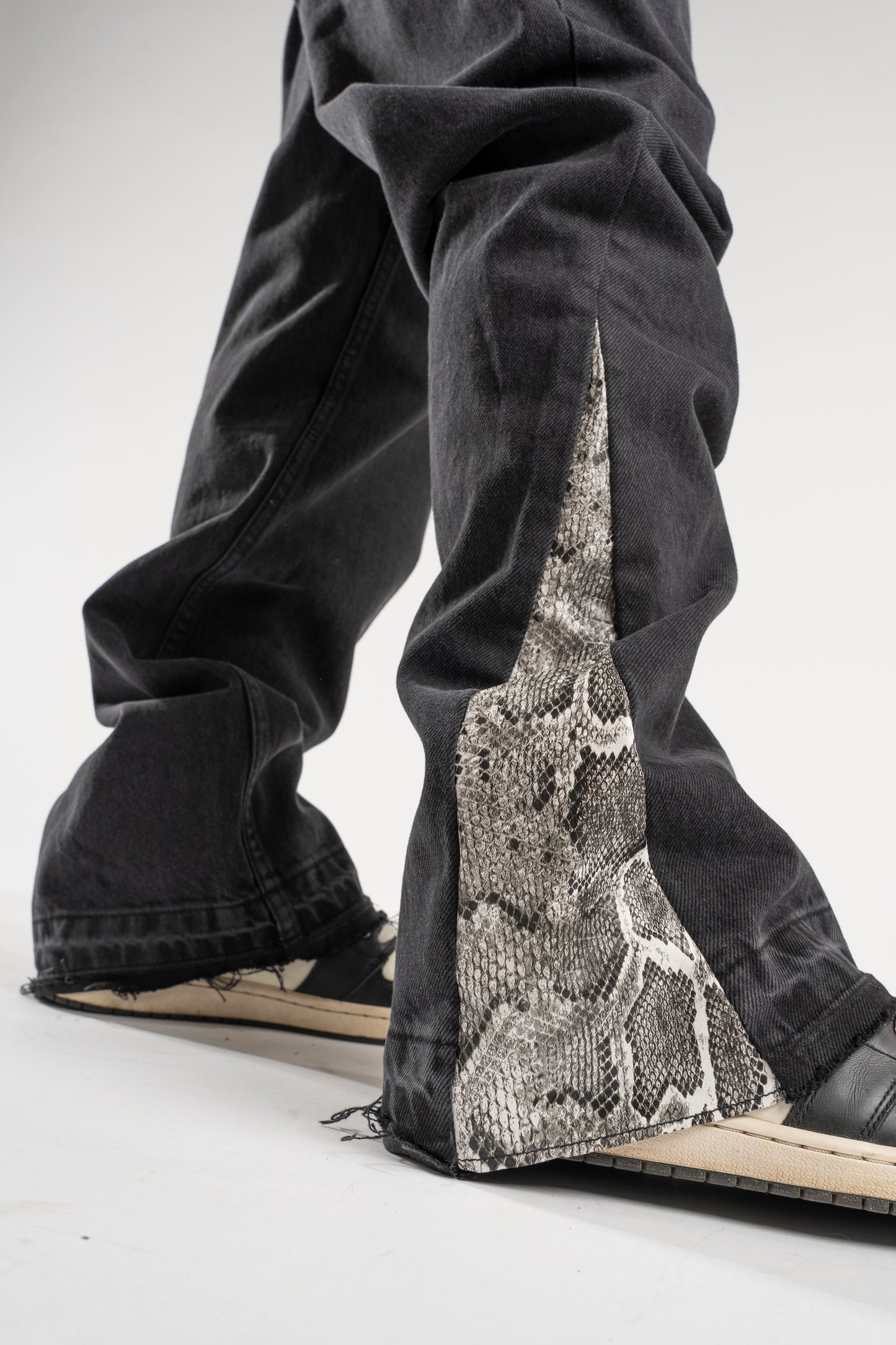 FLARED WHITE SNAKE JEANS