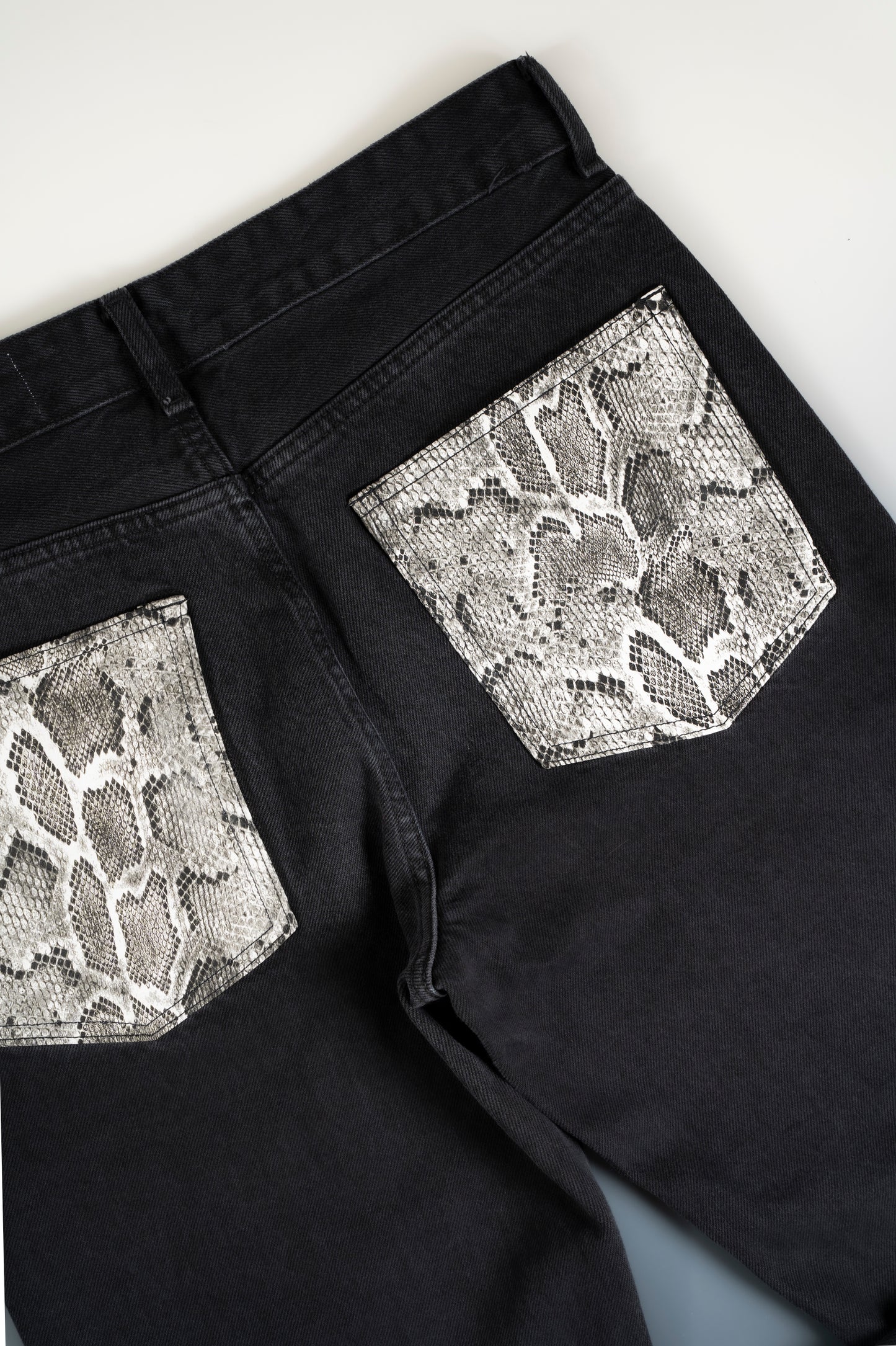 FLARED WHITE SNAKE JEANS